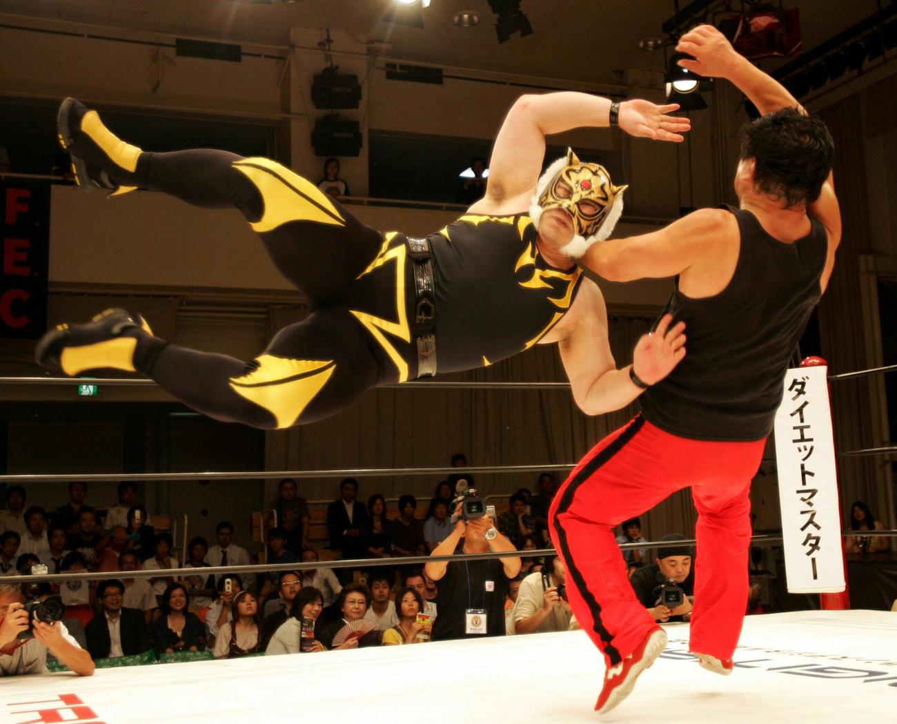 初代タイガーマスク（左）のフライングクロスチョップを受ける小林邦昭さん（07年9月撮影）