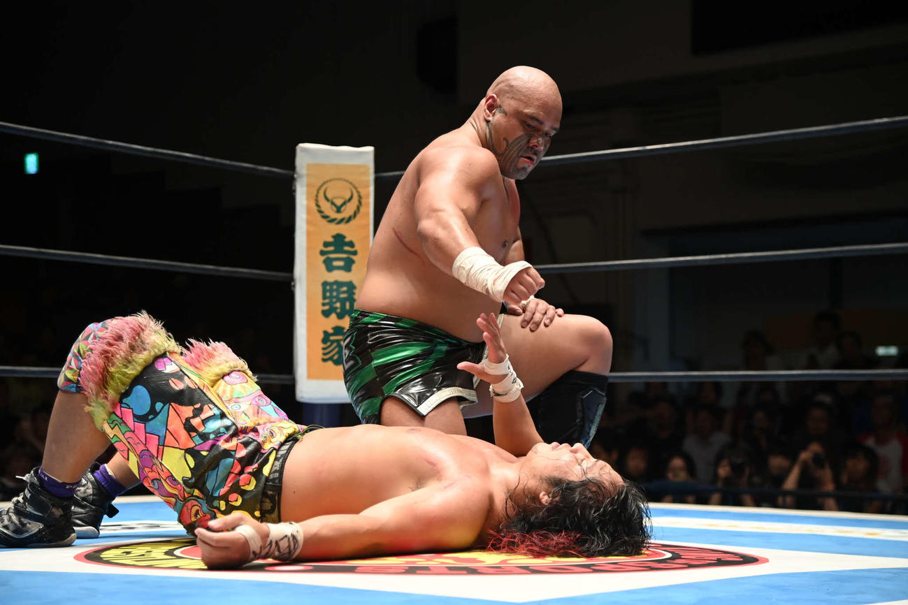 高橋ヒロム（下）の王座奪取はならなかった　（C）新日本プロレス