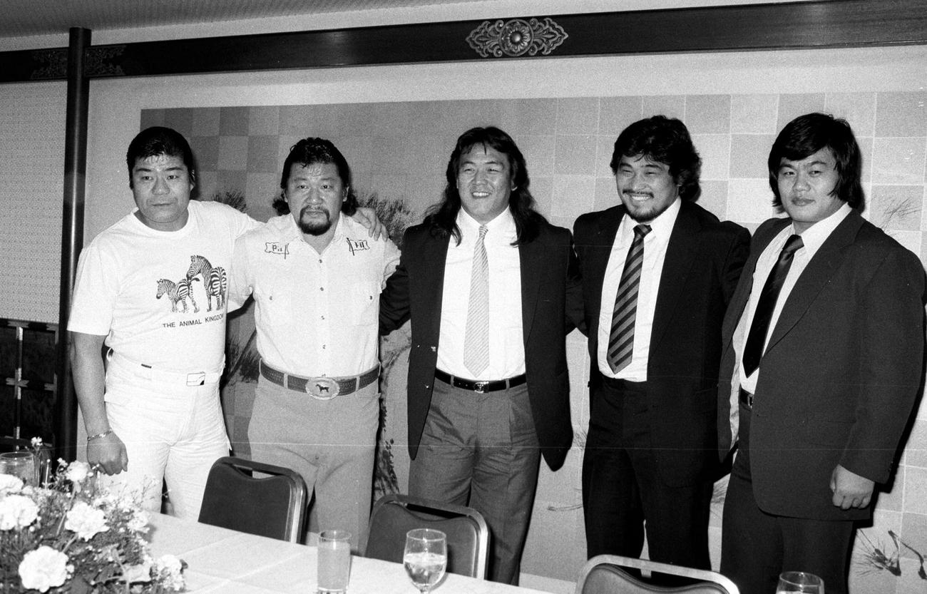 84年9月、ジャパンプロレスのメンバーと。左から寺西勇、アニマル浜口、長州力、谷津嘉章、小林邦昭さん