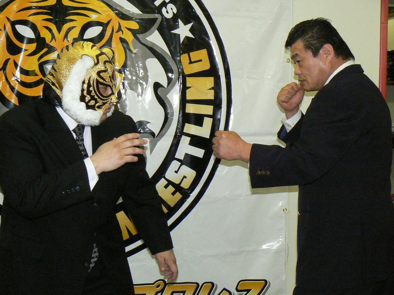 向かい合って身構える初代タイガーマスクの佐山聡（左）と小林邦昭さん（2007年8月撮影）