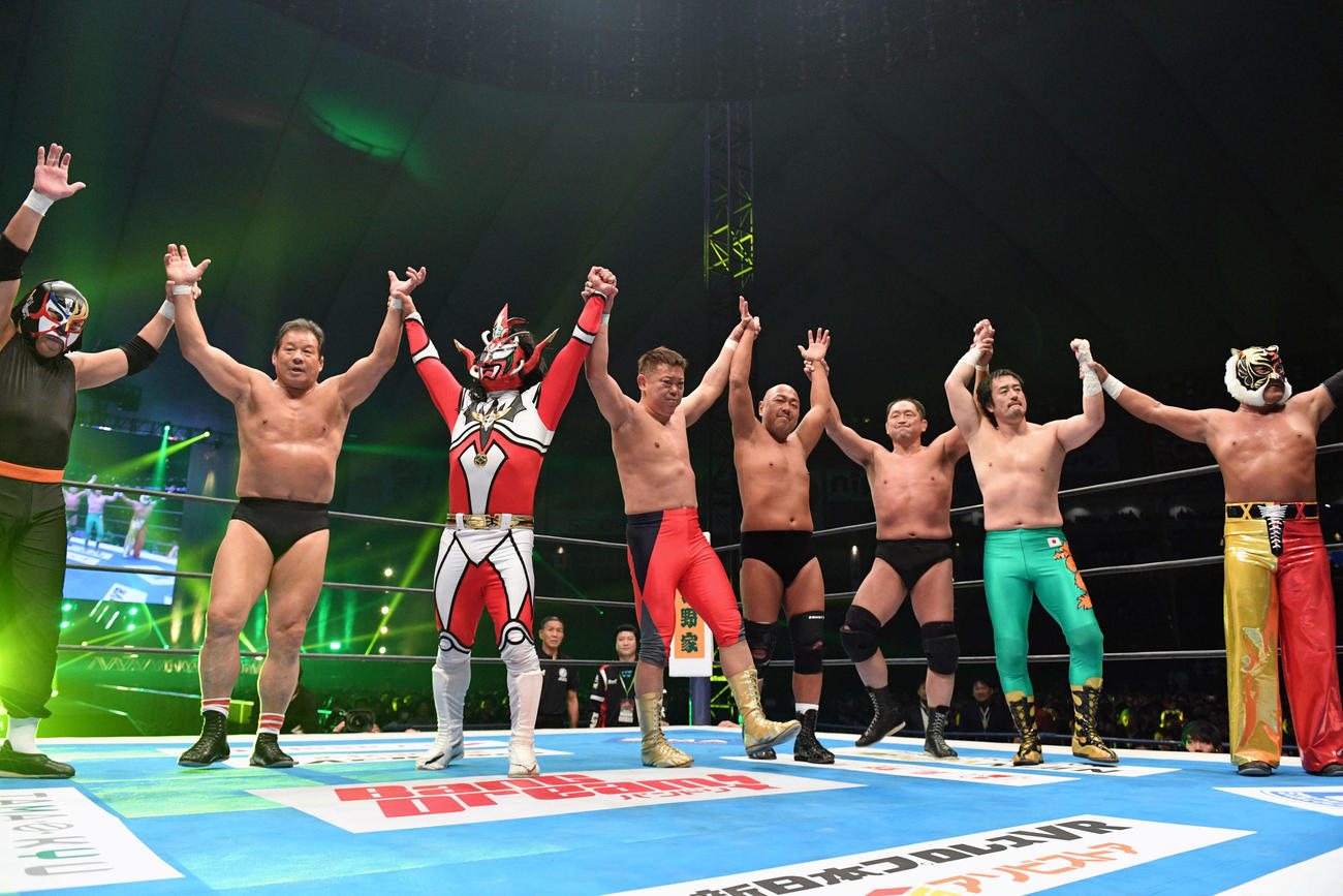 タイガーマスク、ザ・グレート・サスケ、藤波、獣神サンダー・ライガー、withエル・サムライ組み　対田口、高岩、大谷、佐野、with小林　試合後、手を取り合う獣神サンダー・ライガー（左から3人目）ら選手たち（撮影・滝沢徹郎）