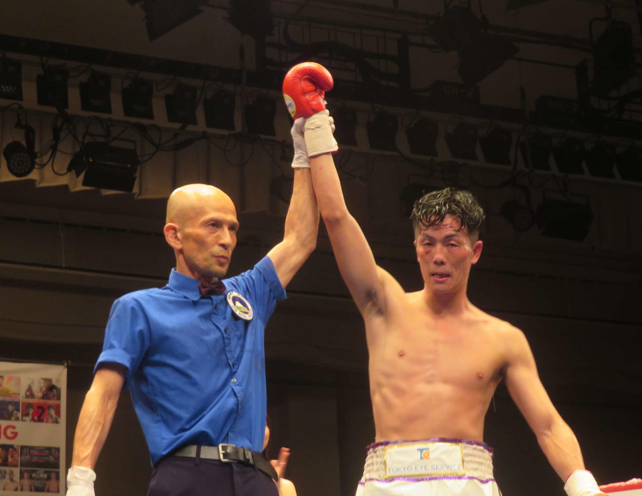 日本ランカー対決を制し、勝ち名乗りを受ける日本スーパーフライ級5位吉田（右）