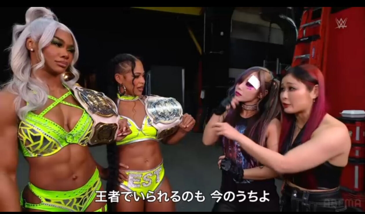 WWE女子タッグ王者ジェイド・カーギル（左端）、ビアンカ・ブレア（同2番目）に宣戦布告するカイリ・セイン（同3番目）とイヨ・スカイ（C）AbemaTV, Inc.