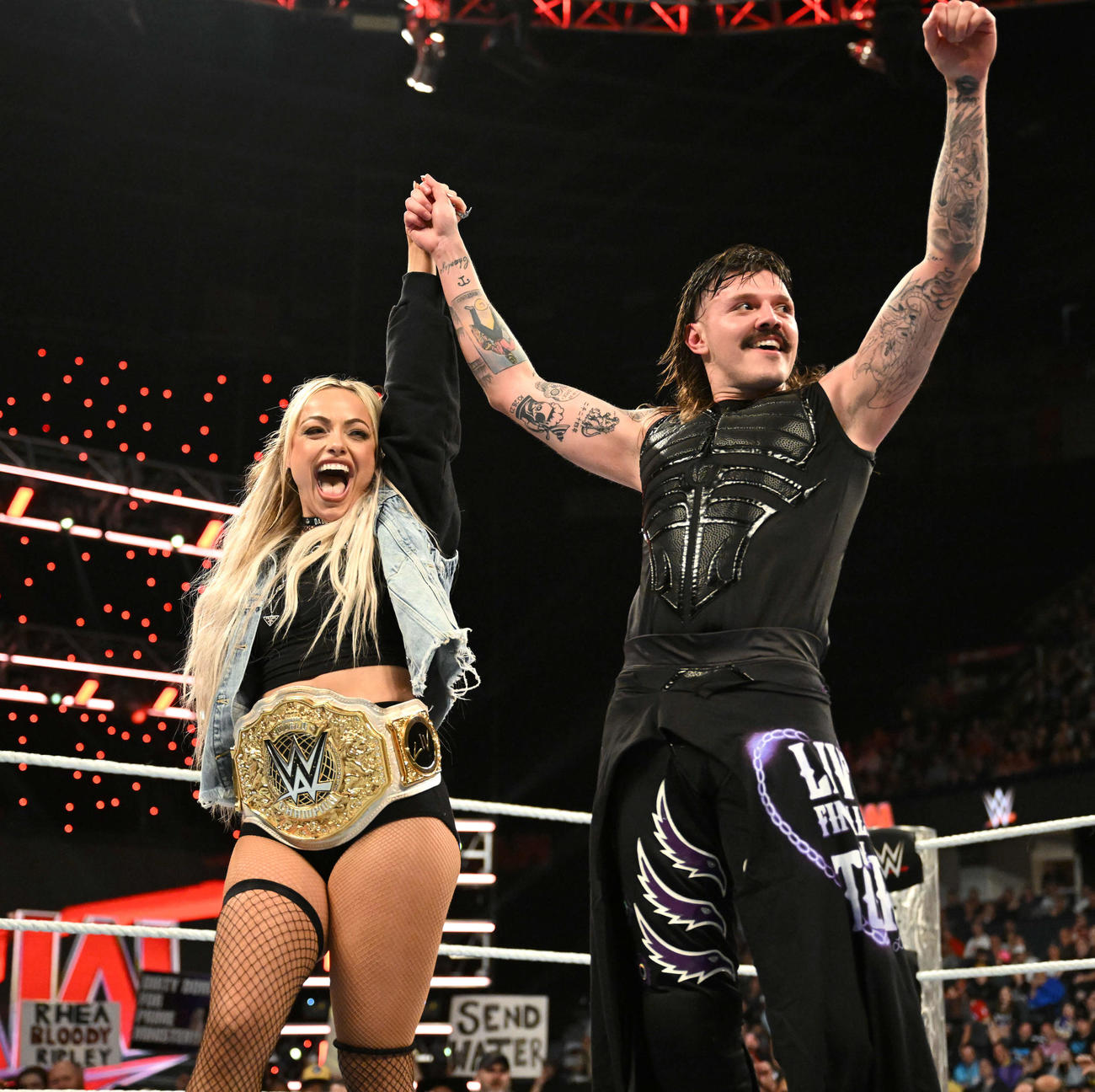 リング上で勝利を喜ぶドミニク・ミステリオ（右）とWWE女子世界王者リブ・モーガン（C）WWE