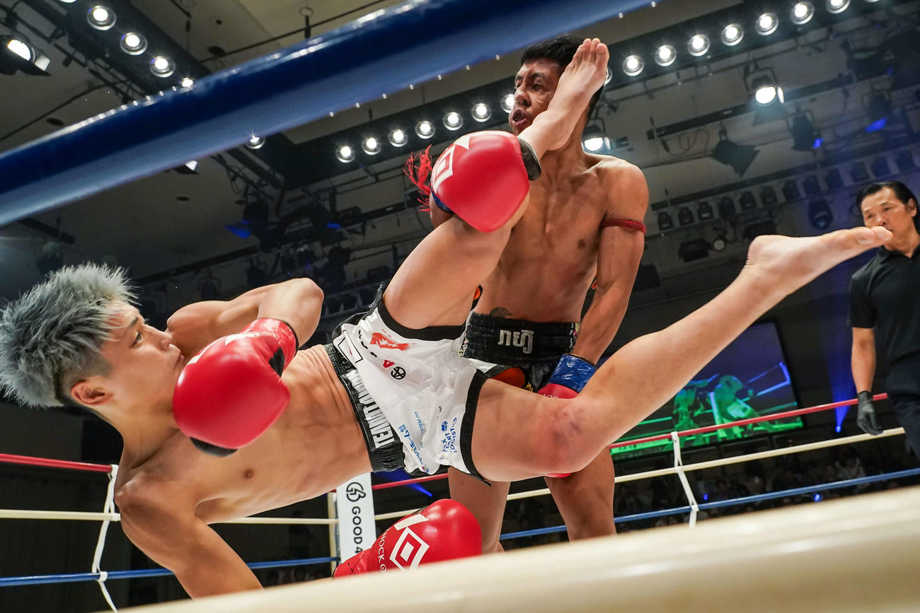 8月大会で胴回し回転蹴りで衝撃のKO勝利を飾った久井大夢（左）　（C）KNOCK OUT