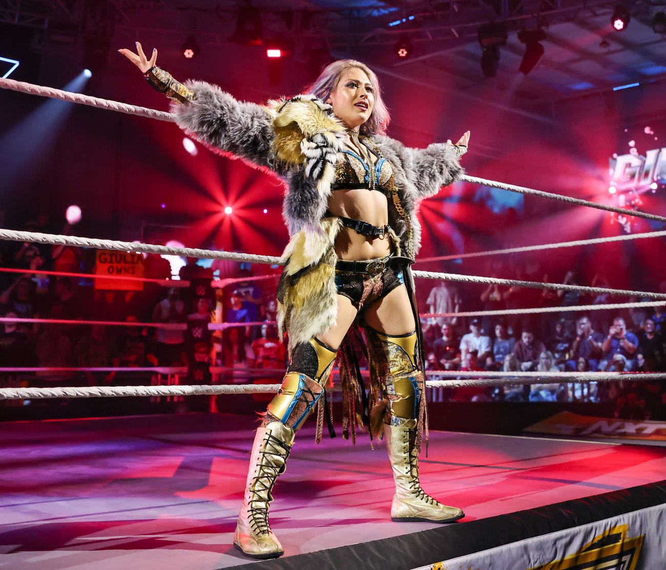WWEデビュー戦に向けてリングに立ったジュリア（C）WWE