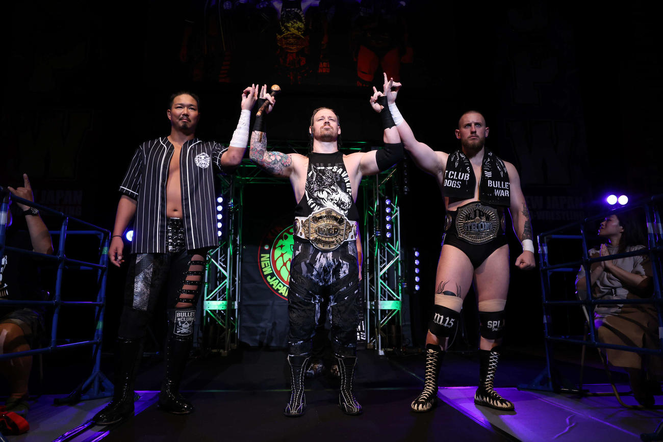 デビッド・フィンレー（中央）、ゲイブ・キッド（右）とともにふてぶてしい表情で入場したジェイクだったが　（C）新日本プロレス