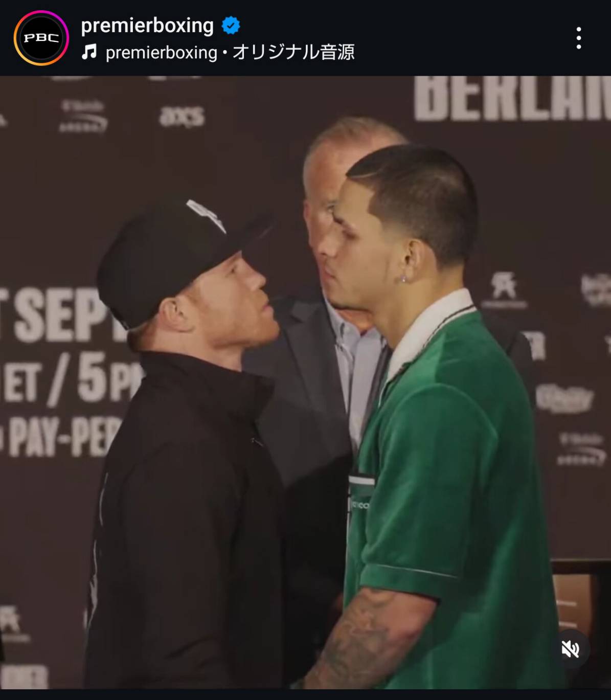 試合前最後の会見で挑戦者のエドガー・ベルランガ（右）とフェースオフする3団体統一スーパーミドル級王者サウル・アルバレス（PBC公式インスタグラム）