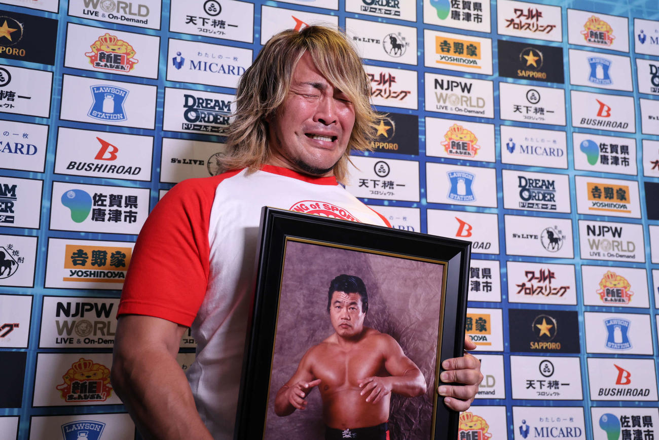涙をこらえながら小林邦昭さんについて語る新日本プロレス棚橋弘至社長　（C）新日本プロレス