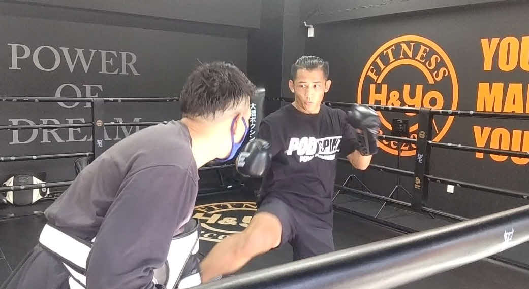 鋭いローキックを放つ秋元皓貴