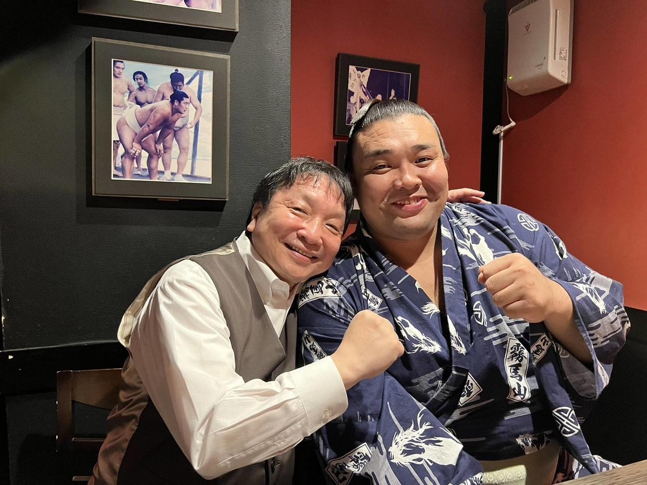 関脇霧島とのツーショット写真をインスタグラムに更新した元WBA、WBC世界ミニマム級王者の大橋秀行氏（大橋ジム提供）