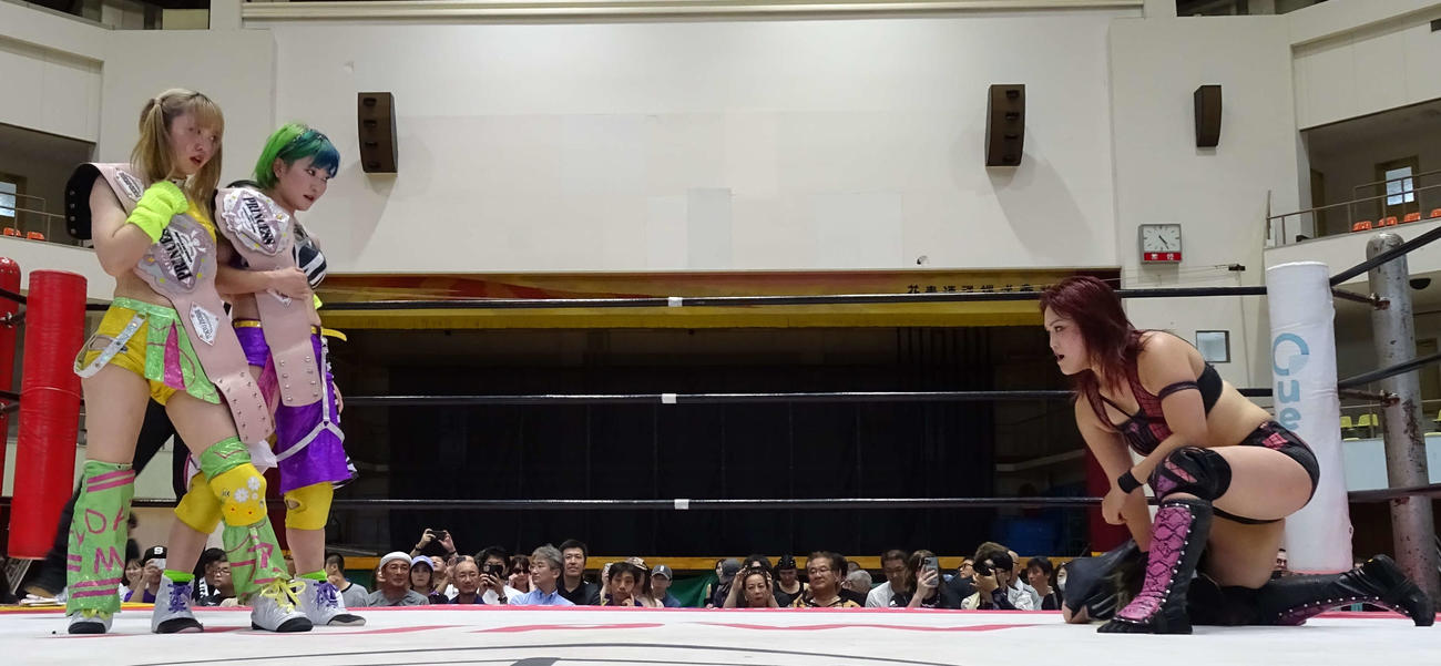 東京女子プロレス　地元凱旋で勝利した遠藤有栖（左から2人目）はタッグ防衛戦の相手、山下実優（右）とにらみ合う。左はパートナーの鈴芽