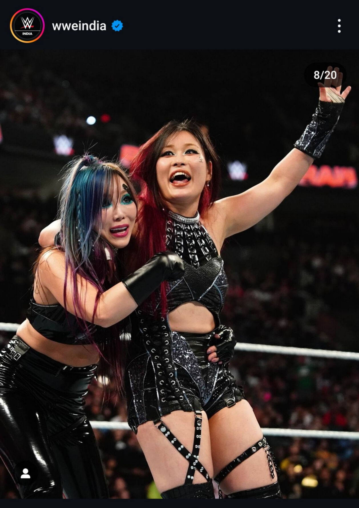 パートナーのカイリ・セイン（左）と勝利を喜ぶイヨ・スカイ（WWEインド公式インスタグラムから）