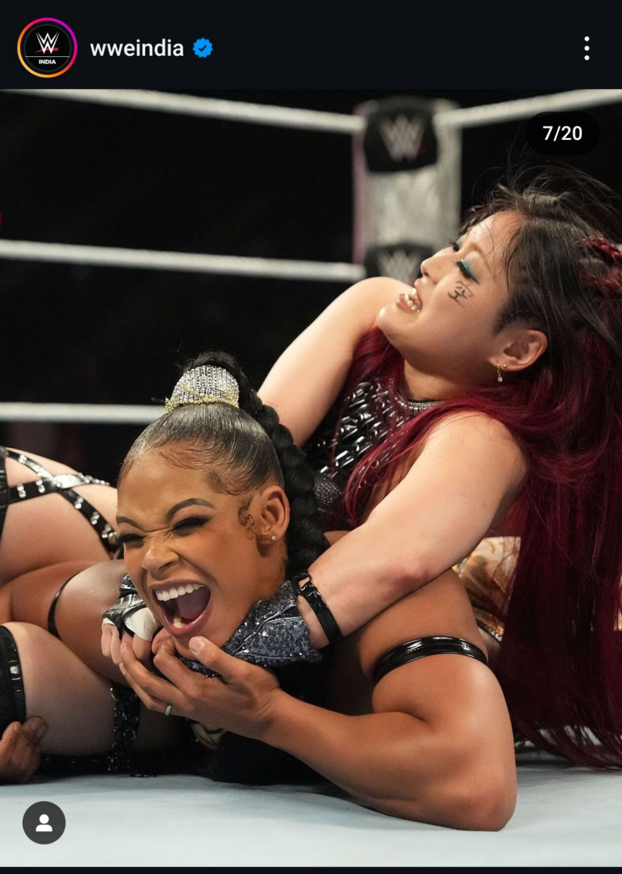 クロスフェイスでビアンカ・ブレア（左）を追い詰めるイヨ・スカイ（WWEインド公式インスタグラムから）