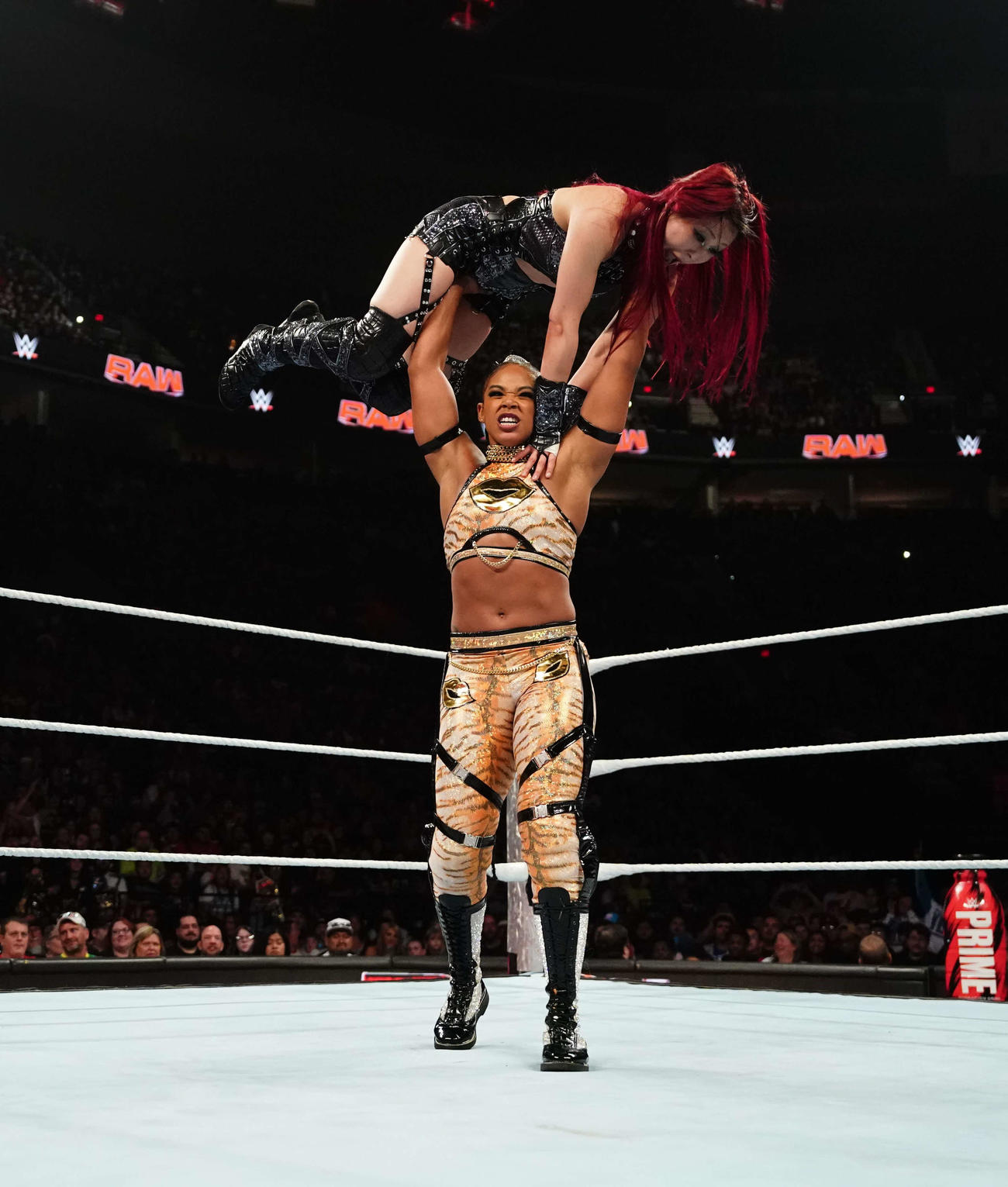 WWE女子タッグ王者ビアンカ・ブレア（下）に持ち上げられたイヨ・スカイ（C）WWE