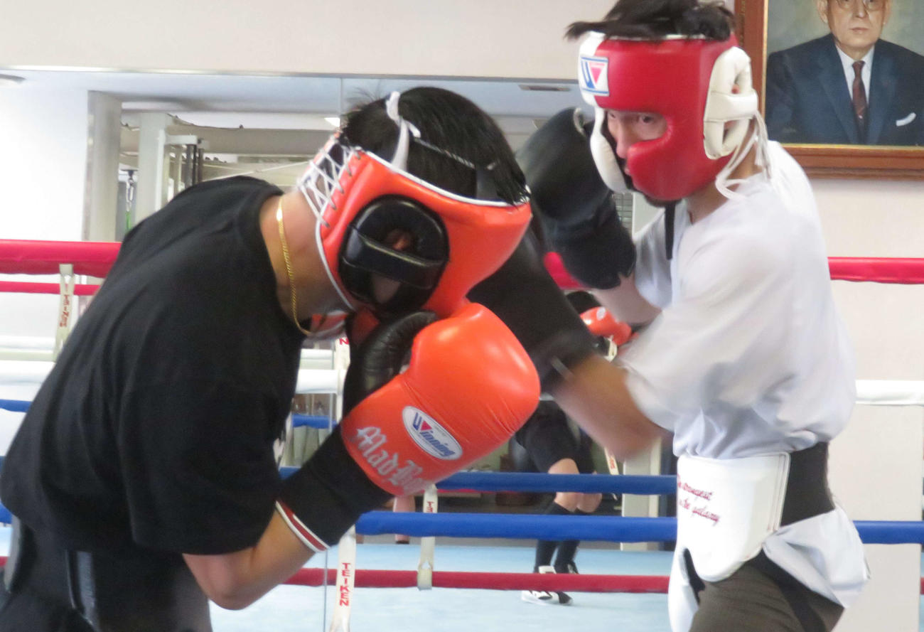元世界2階級制覇王者京口紘人（左）と6回のスパーリングに臨んだWBA世界フライ級王者ユーリ阿久井政悟