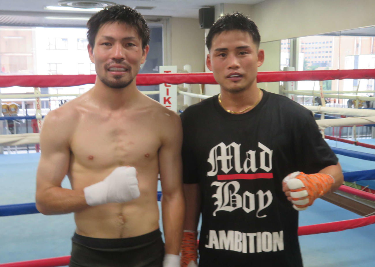 約4年ぶりにスパーリングで拳を交えたWBA世界フライ級王者ユーリ阿久井政悟（左）と元世界2階級制覇王者京口紘人