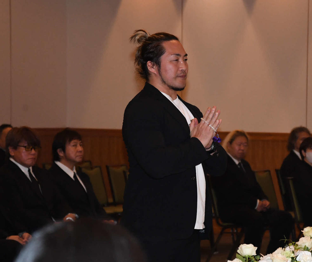 小林邦昭さんの遺影に手を合わせる新日本プロレス・棚橋弘至社長（代表撮影）