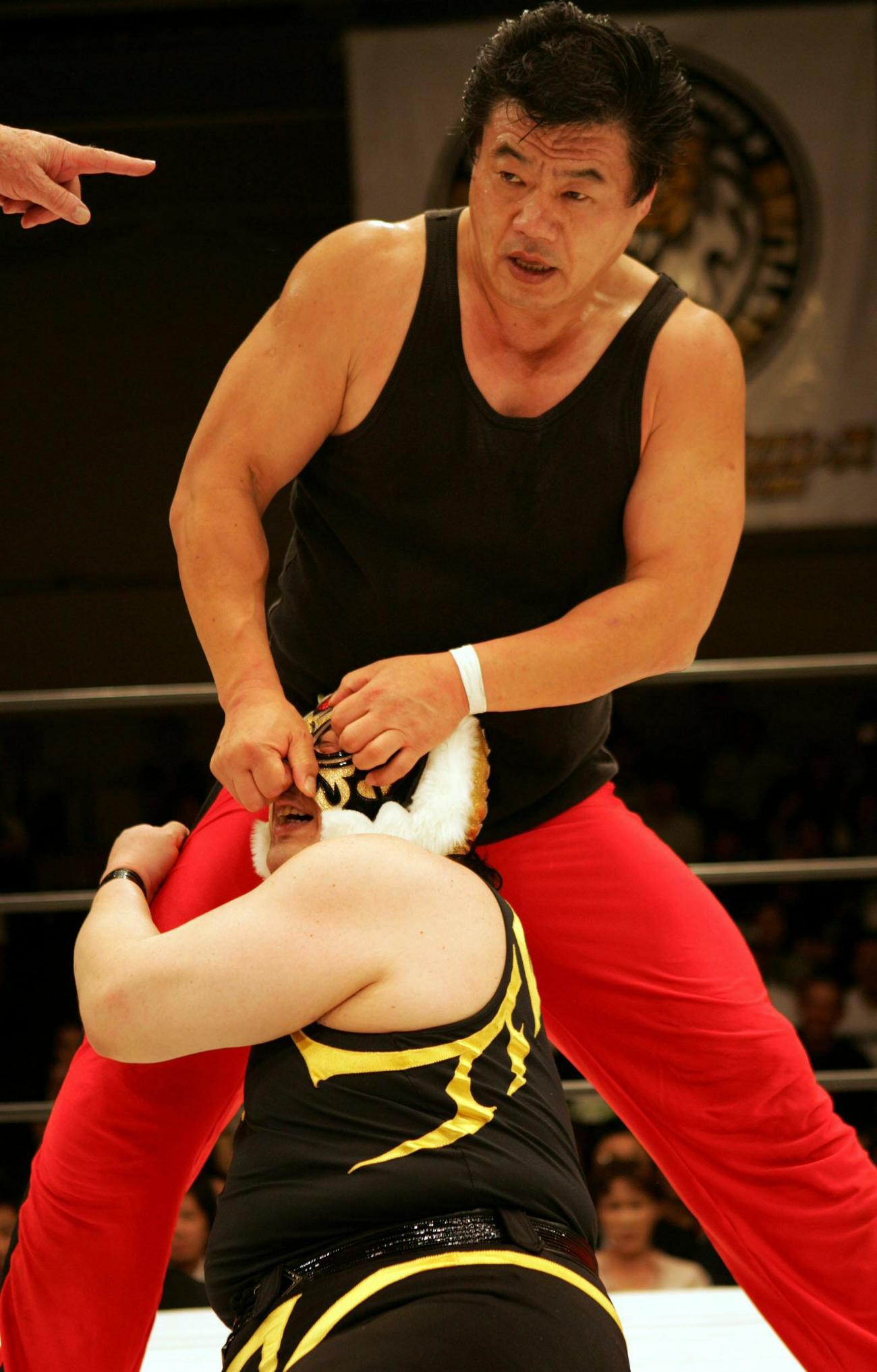 初代タイガーマスク（下）のマスクをはぐ小林邦昭さん（07年9月撮影）