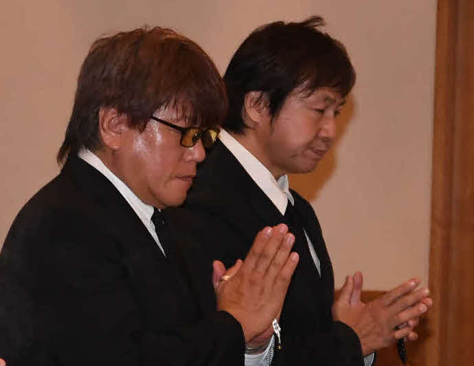 小林邦昭さんの遺影に手を合わせる斎藤彰俊（左）と小島聡（代表撮影）