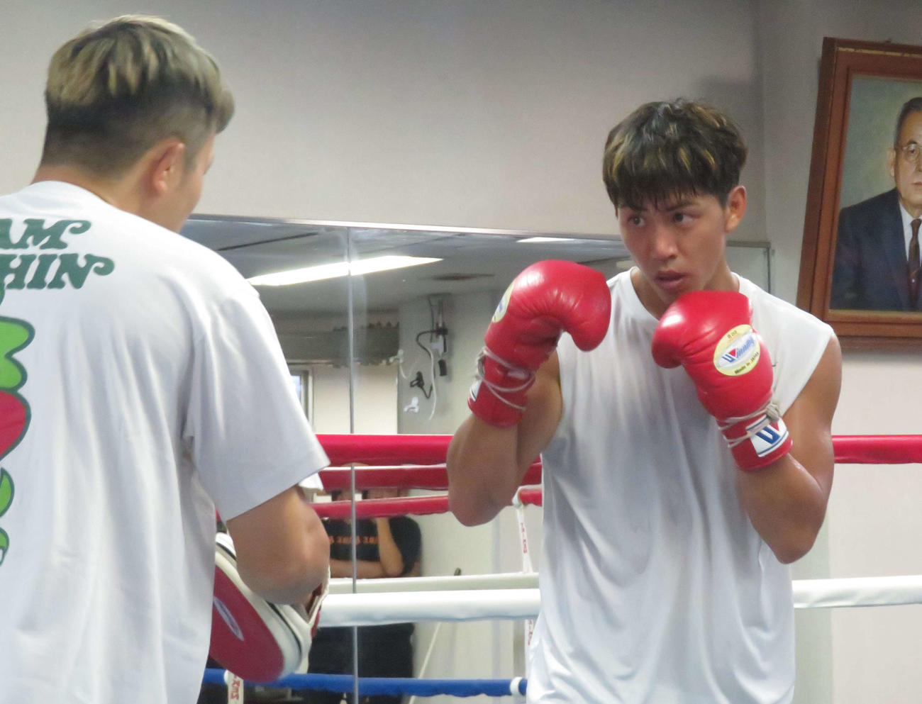 粟生隆寛トレーナー（左）とミット打ちに取り組むWBOアジア・パシフィック・スーパーバンタム級1位村田昴