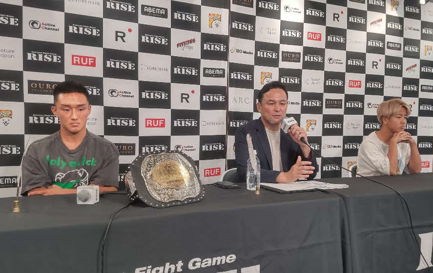王者・数島大陸（左）に「これはRISEとの勝負」と不満をぶちまけられて釈明する伊藤隆代表（中央）と挑戦者の那須川龍心