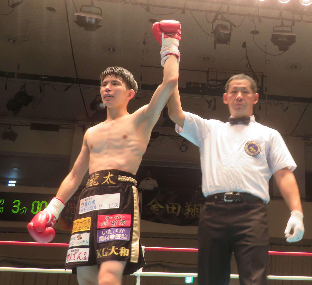 東日本新人王ライトフライ級準決勝で2回KO勝ちしたKG大和ジム片渕剛太会長の長男龍太（左）