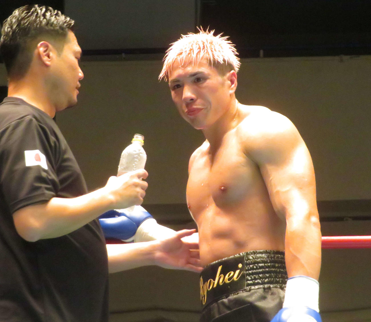 東日本新人王ミドル級準決勝で敗れた伊吹遼平（右）