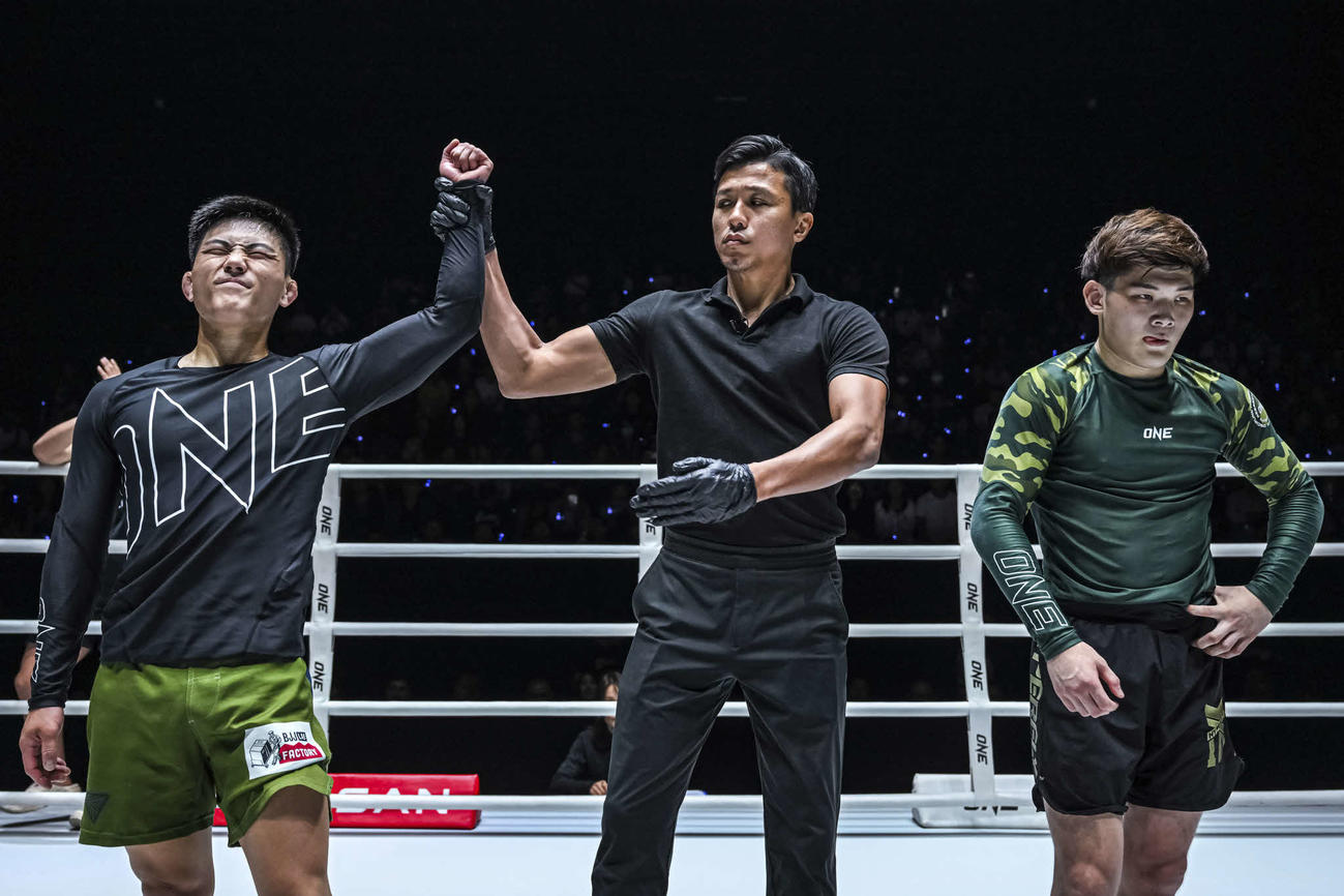 ONEで行われた日本人グラップリング対決で丹羽飛龍（右）に勝利した石黒翔也は勝ち名乗りを受ける　（C）ONE Championship
