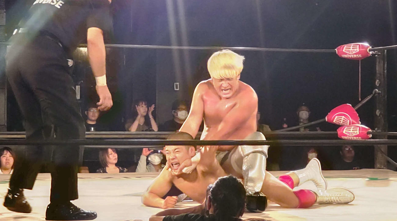 キャメルクラッチで小田嶋を痛めつける拳王