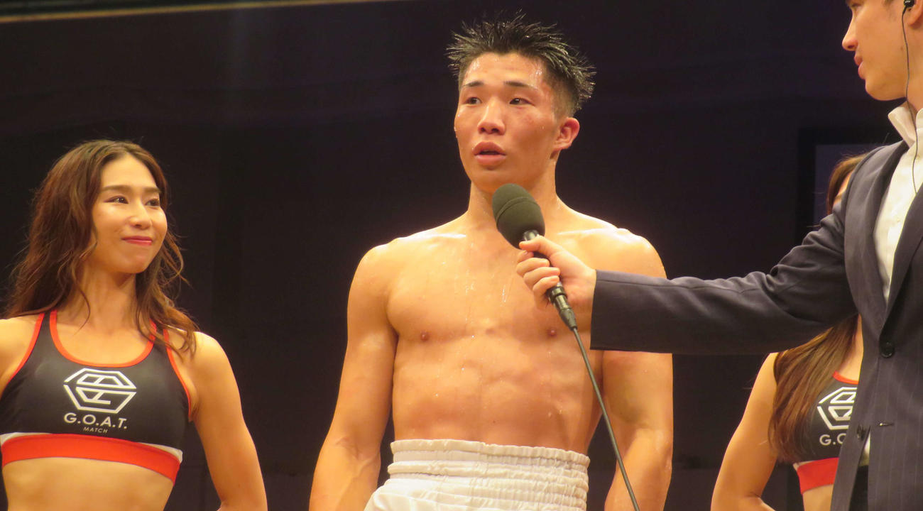デビュー3連勝を飾ってリング上でインタビューを受けた中量級ホープ堀池空希（中央）