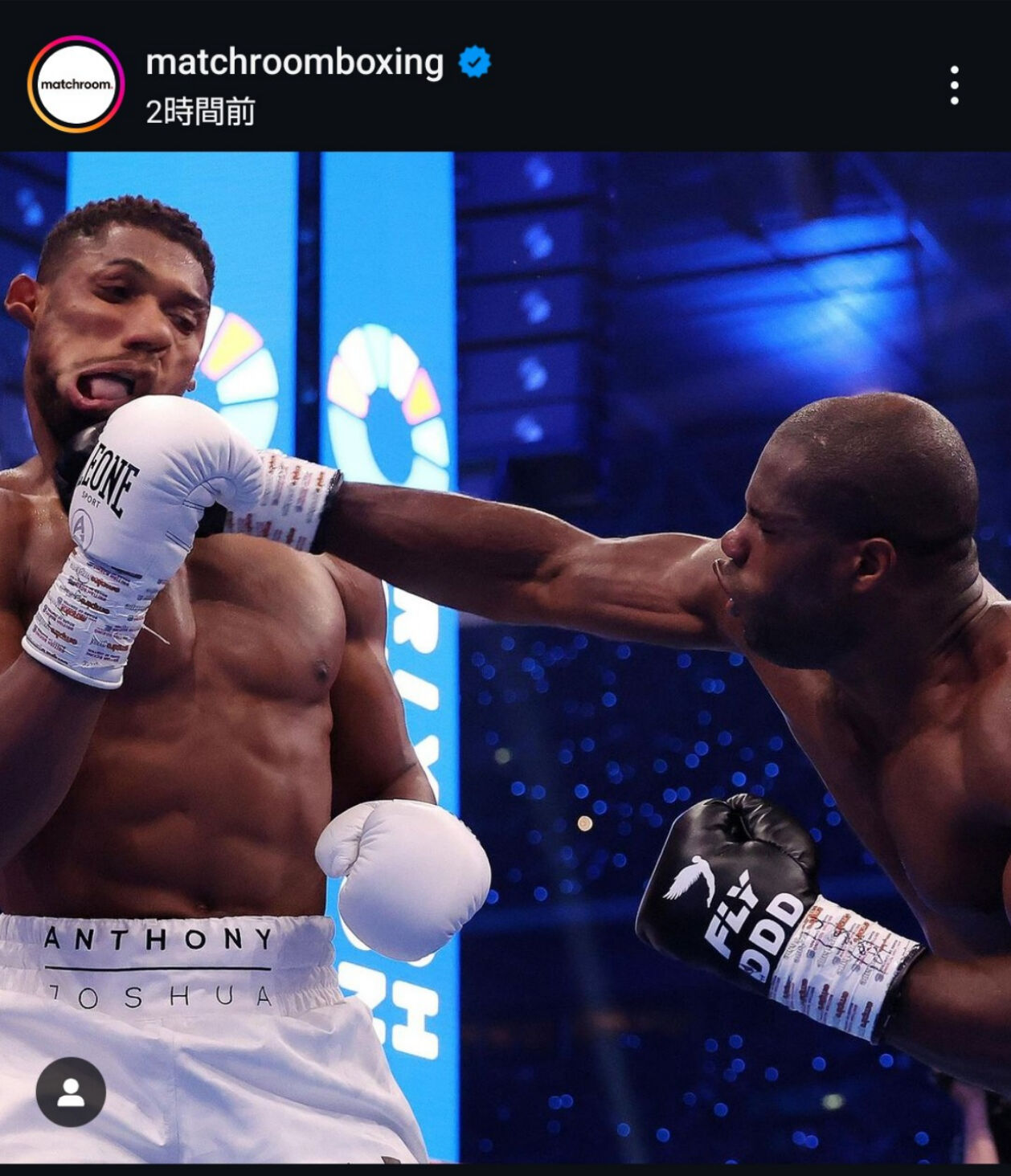 元3団体統一ヘビー級王者アンソニー・ジョシュア（左）に右強打を浴びせるIBF世界同級王者ダニエル・デュボア（マッチルーム公式インスタグラムから）