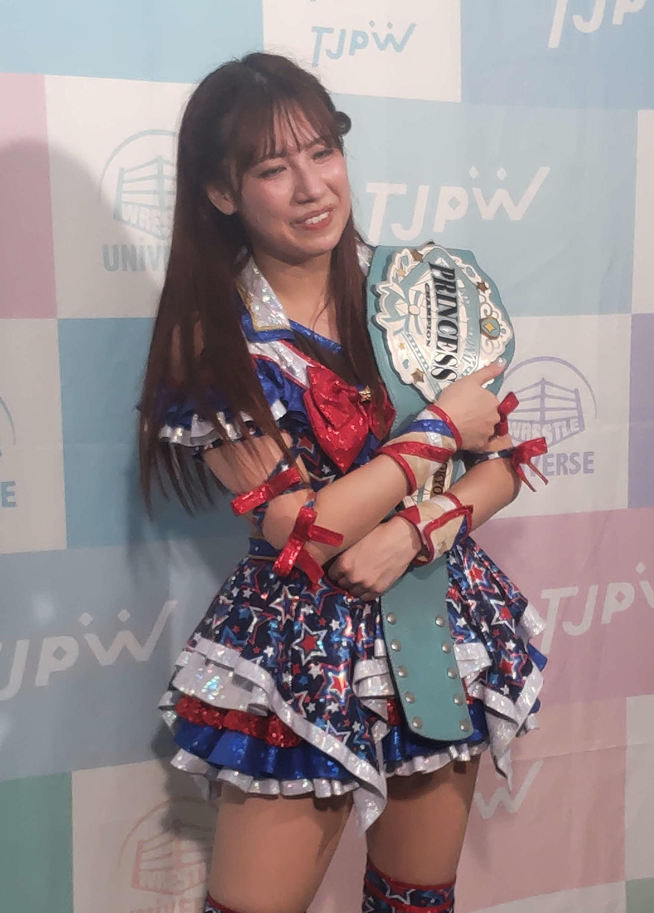 「水色のベルト」を大事そうに抱える荒井優希