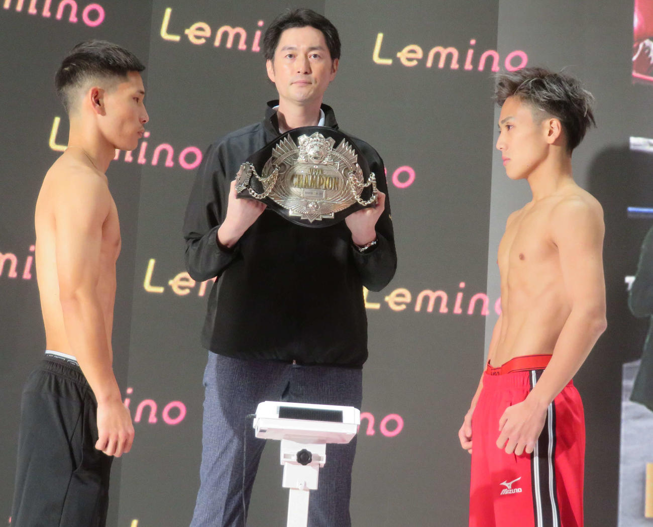 日本ミニマム級王座決定戦の計量クリア後、フェースオフする同級1位森且貴（右端）と同級2位松本流星（左端）