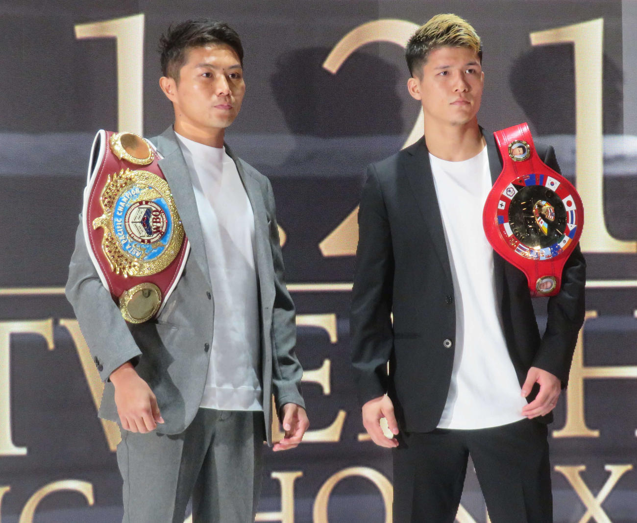 11月21日、東京・後楽園ホールで王座統一戦に臨むWBOアジア・パシフィック・ライト級王者保田克也（左）と東洋太平洋同級王者宇津木秀