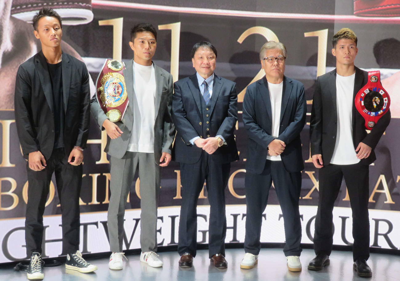 11・21フェニックスバトル125大会に出場する選手と関係者。左端から今永虎雅、保田克也、大橋秀行会長、瀬端幸男会長、宇津木秀