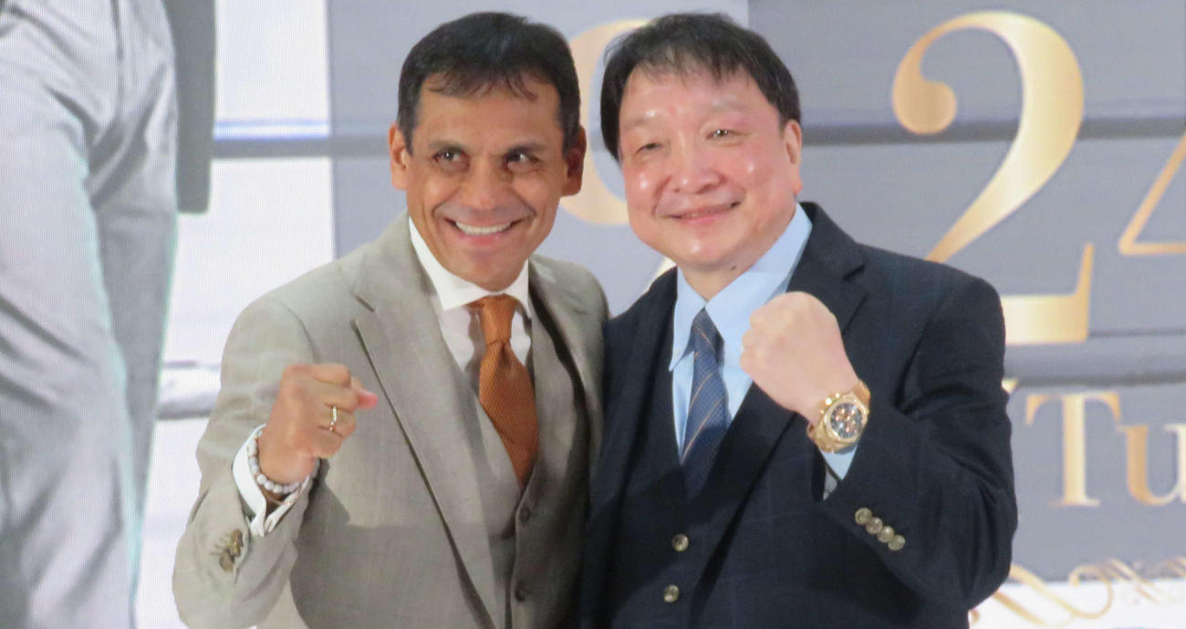 約10年ぶりに再会を果たしたミニマム級のレジェンド、リカルド・ロペス氏（左）と大橋秀行会長
