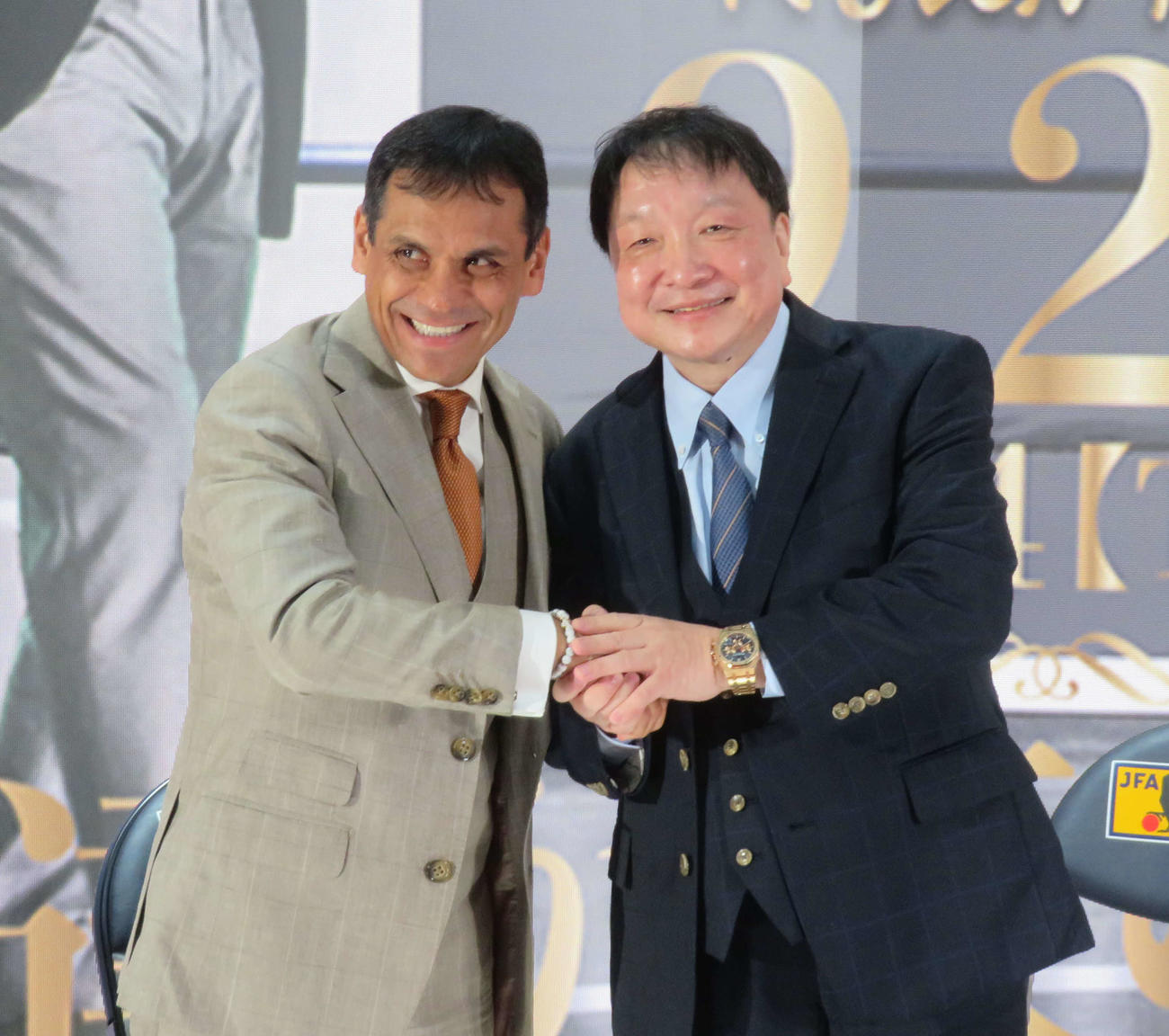10年ぶりに再会し、ガッチリと握手を交わすリカルド・ロペス氏（左）と大橋秀行会長