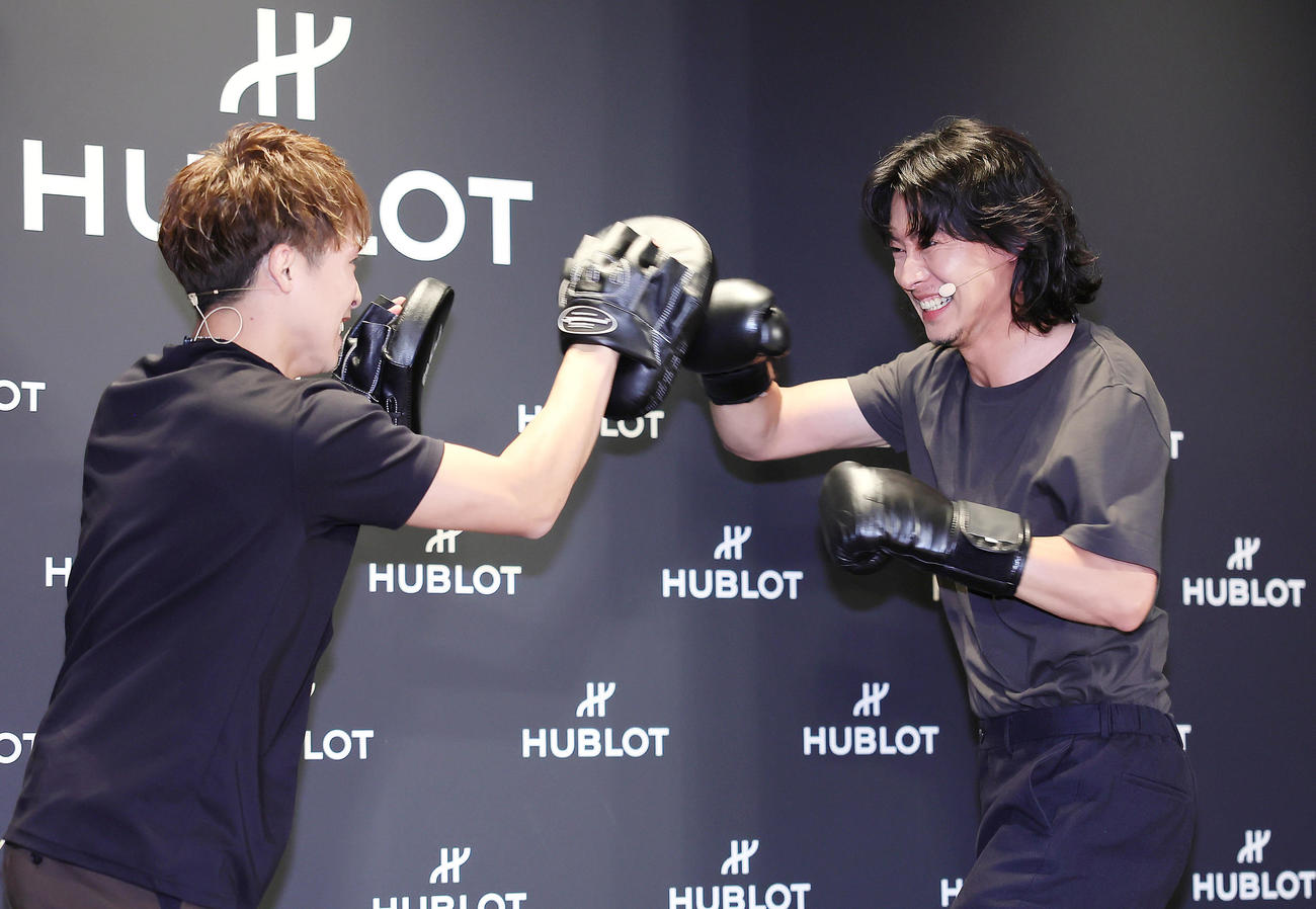 井上尚弥（左）を相手にミット打ちに挑戦する山崎賢人（撮影・足立雅史）