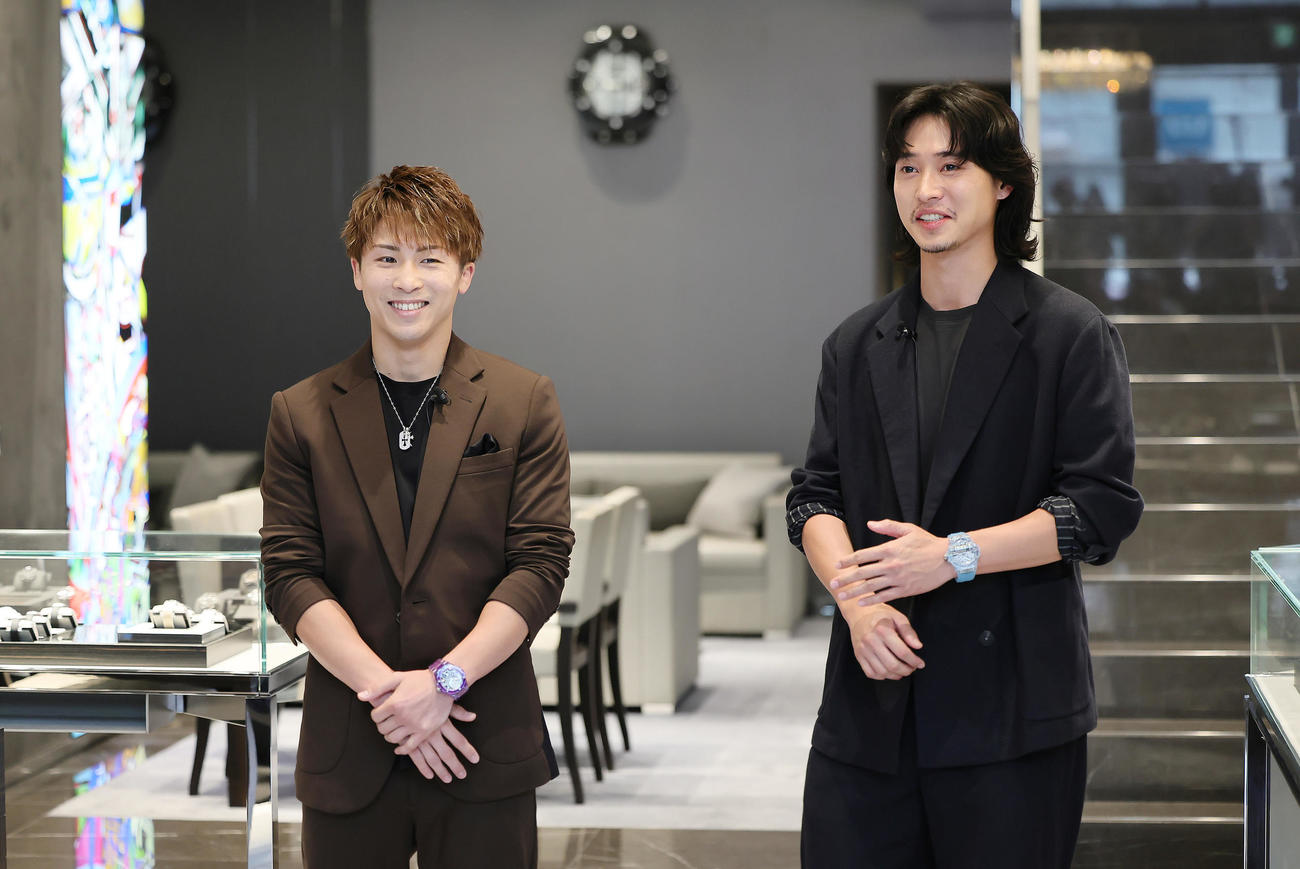 イベントに登場し、笑顔を見せる井上尚弥（左）と山崎賢人（撮影・足立雅史）