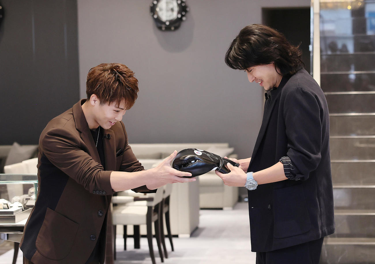 山崎賢人（右）にサイン入りボクシンググローブをプレゼントする井上尚弥（撮影・足立雅史）