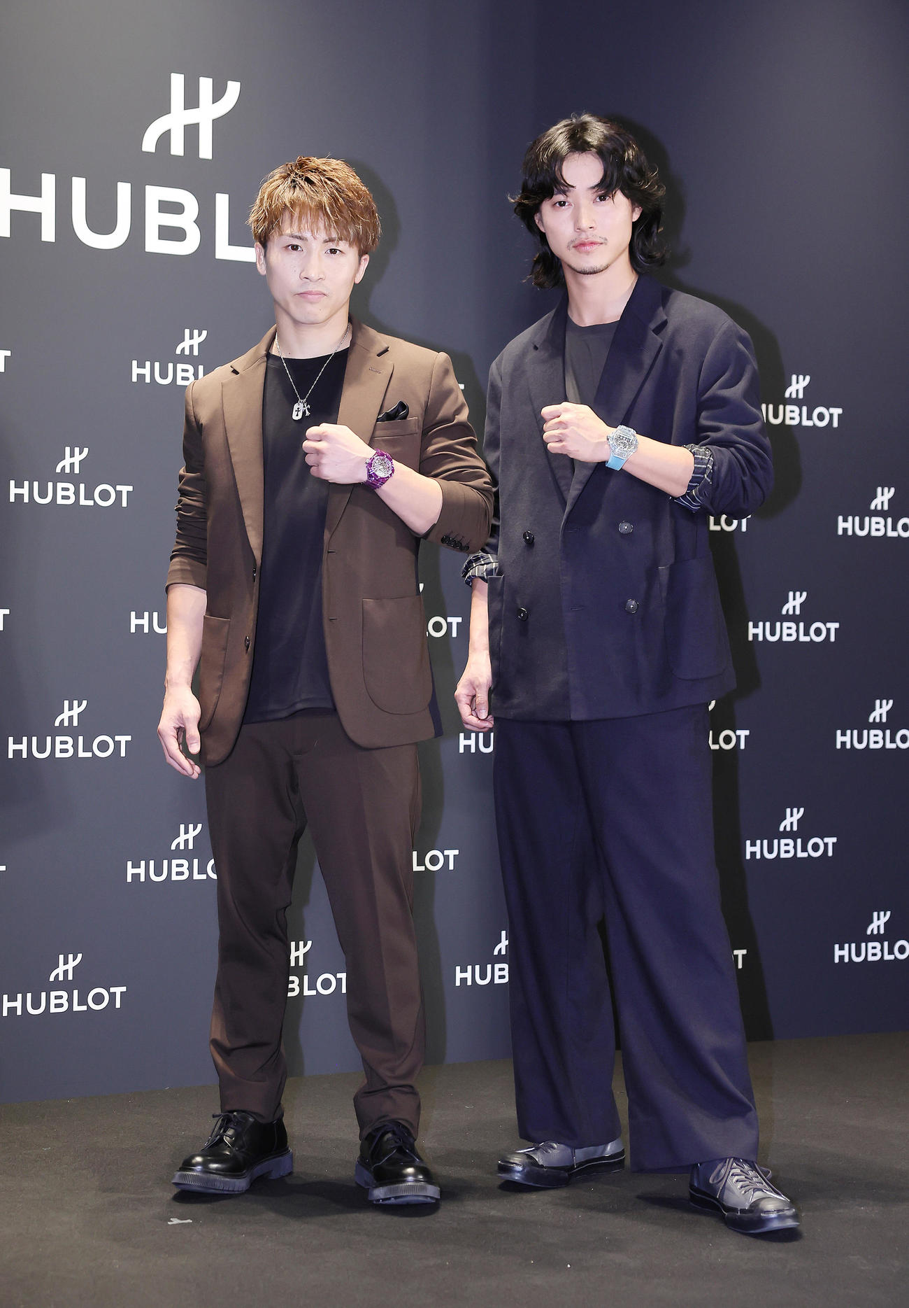 フォトセッションに臨む井上尚弥（左）と山崎賢人（撮影・足立雅史）