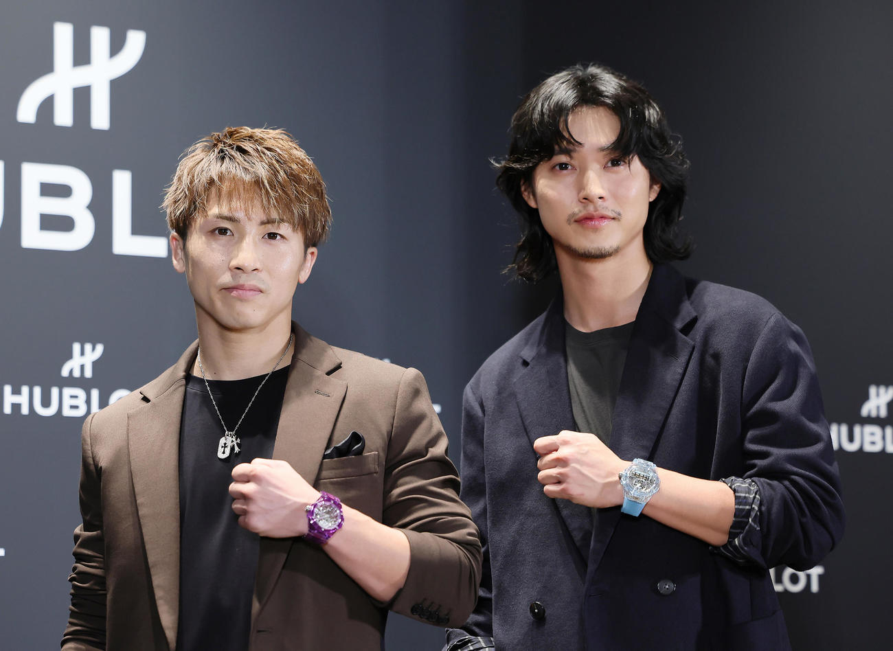 フォトセッションに臨む井上尚弥（左）と山崎賢人（撮影・足立雅史）