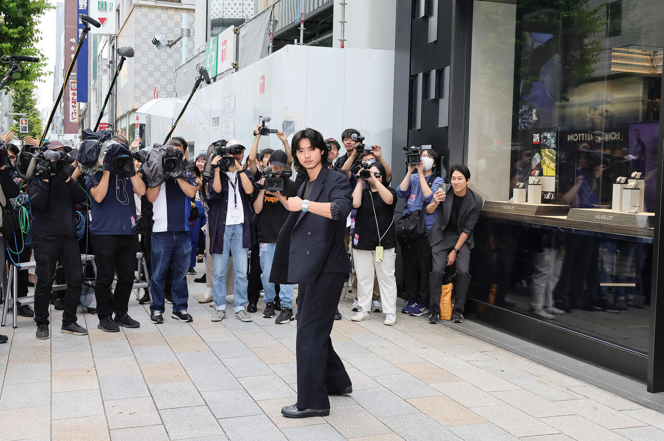 店舗の前でポーズを決める山崎賢人（撮影・足立雅史）