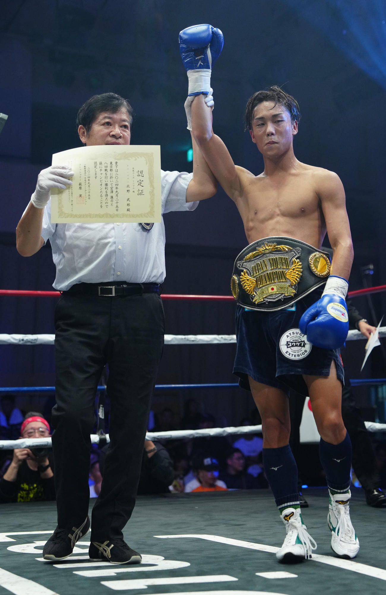 宮沢蓮斗対北野武郎　8回判定勝ちした北野（右）（撮影・江口和貴）