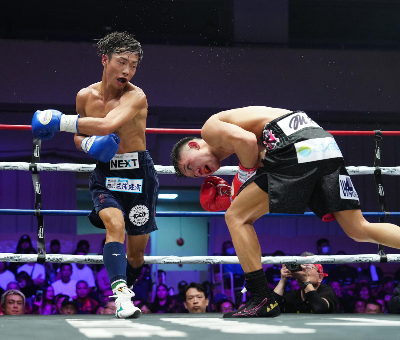 8回、宮沢（右）にパンチを放つ北野（撮影・江口和貴）