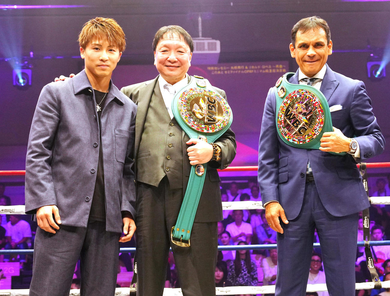 フェニックスバトル122大会でセレモニーに臨み、WBC記念ベルトを肩にかける大橋会長（中央）とロペス氏（右）。左は井上尚（撮影・江口和貴）