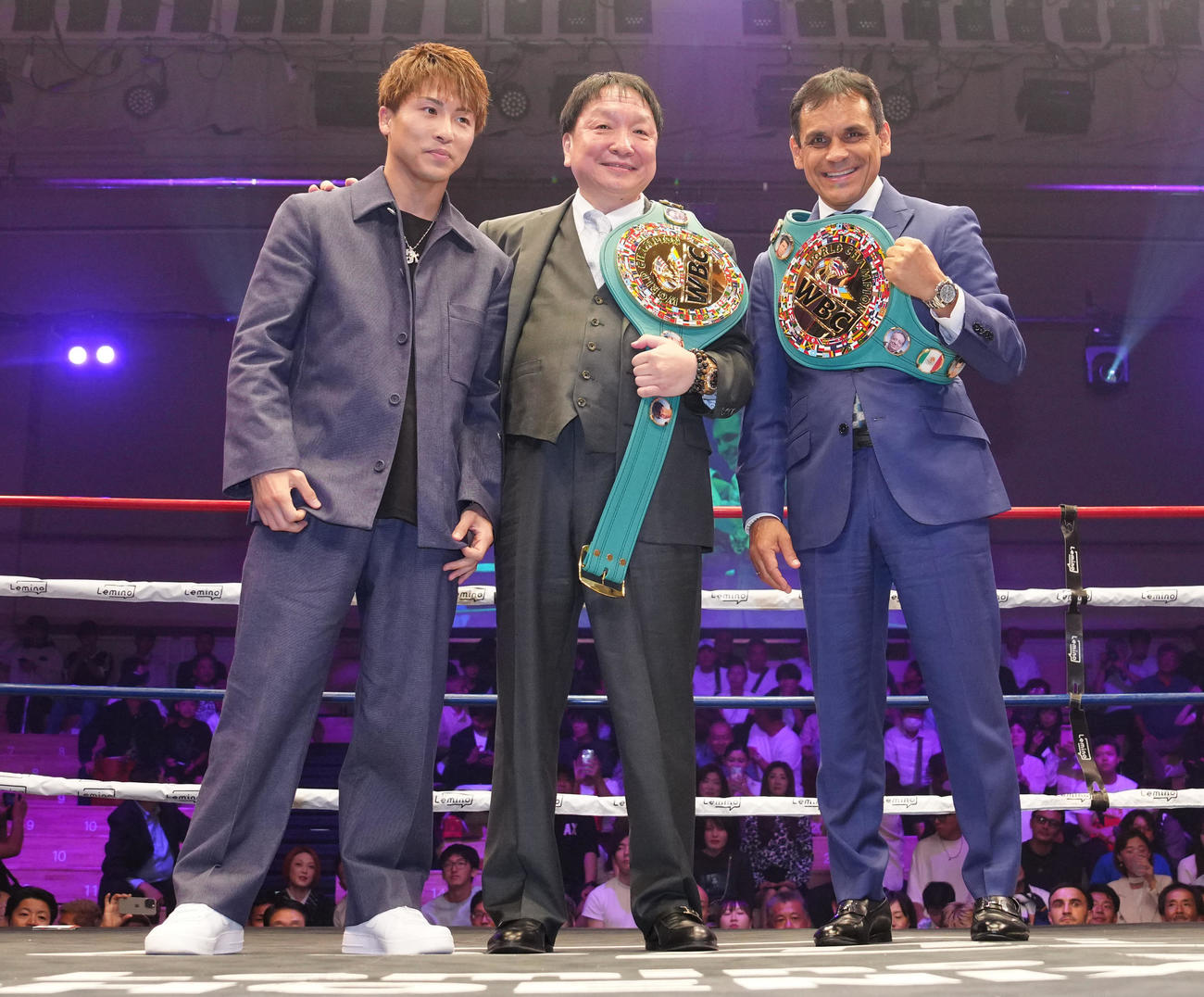 フェニックスバトル122大会でセレモニーに臨み、WBC記念ベルトを肩にかける大橋会長（中央）とロペス氏（右）。左は井上尚（撮影・江口和貴）