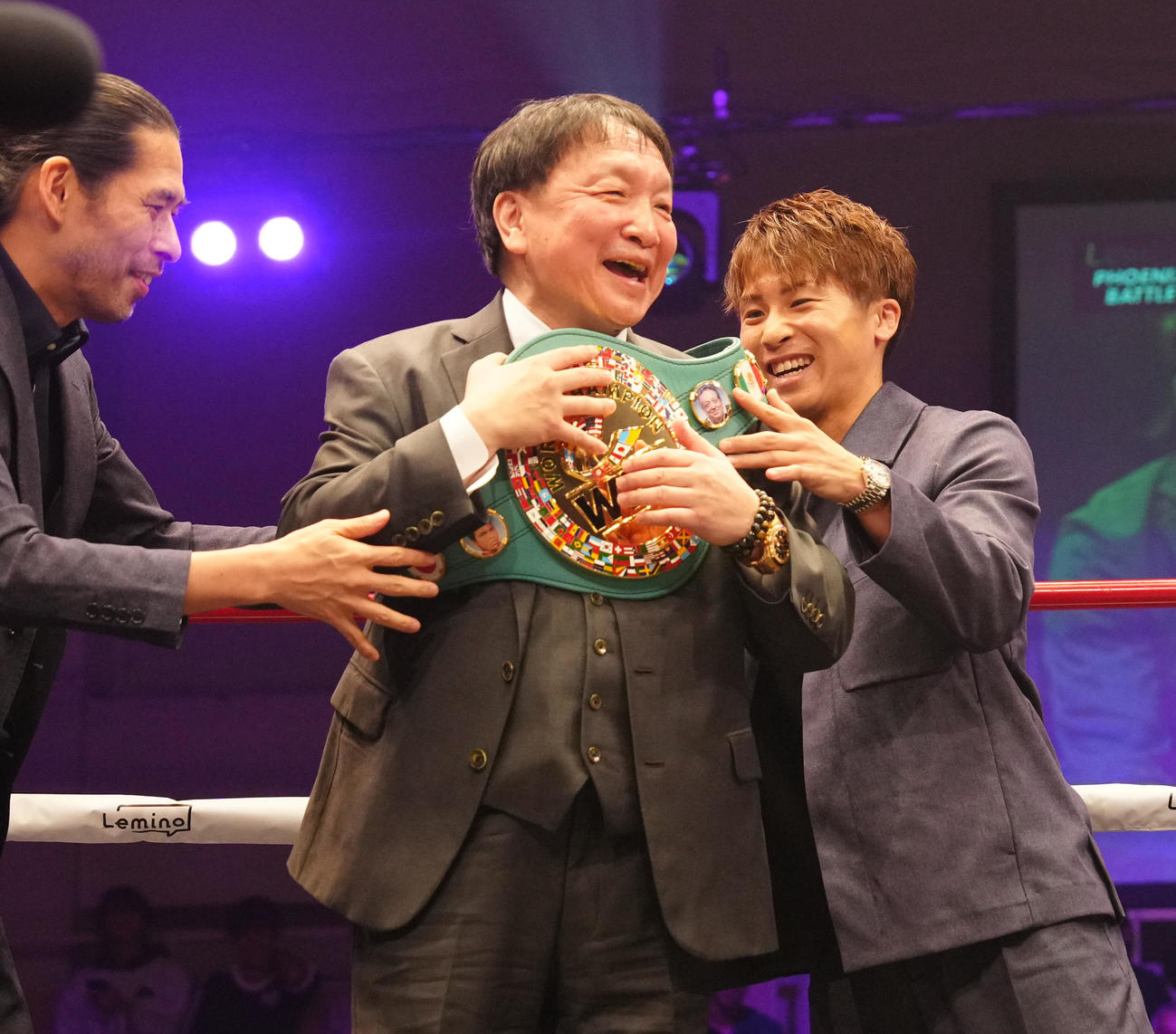 フェニックスバトル122大会でのセレモニーで大橋会長（中央）にWBC記念ベルトを肩にかけてあげる井上尚（撮影・江口和貴）