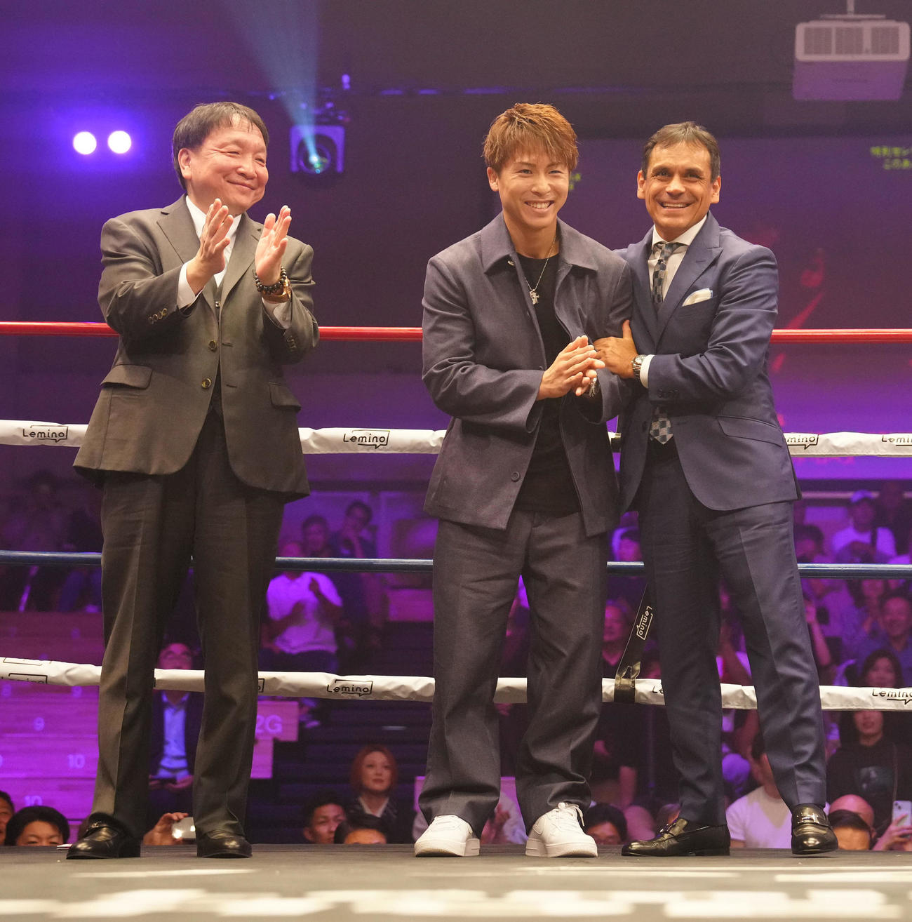 フェニックスバトル122大会でセレモニーに臨む、左から大橋会長、井上尚、ロペス氏（撮影・江口和貴）